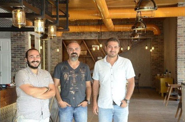 &Uuml;&ccedil; Yatırımcı Ofis-cafe-restoran Konseptini İzmir&rsquo;e Getirdi 2
