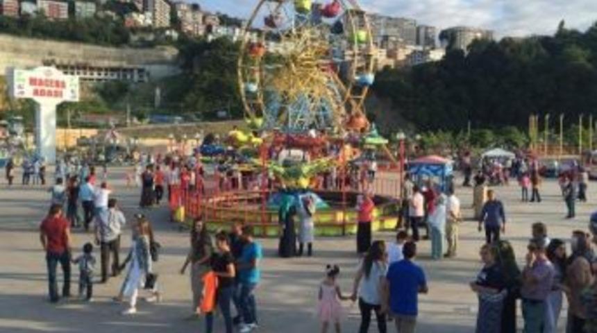 Vatandaşlar Bayramın Tadını Lunaparkta &Ccedil;ıkarıyor