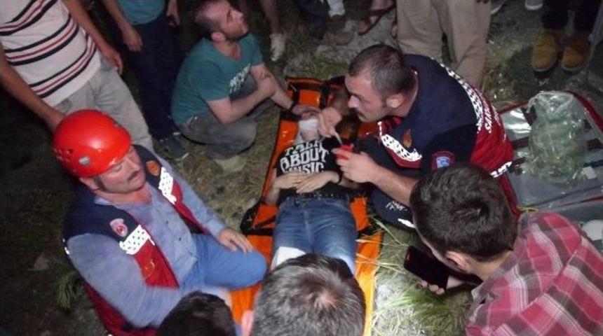 Yoldan &Ccedil;ıkan Otomobil Fındık Tarlasına U&ccedil;tu: 1 &Ouml;l&uuml;, 5 Yaralı