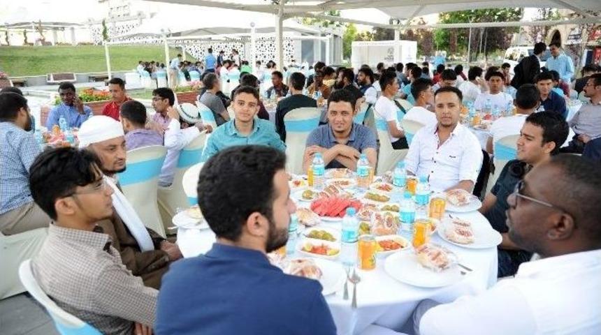 65 &Uuml;lkeden Onlarca &Ouml;ğrenci Bayram Sofrasında Buluştu