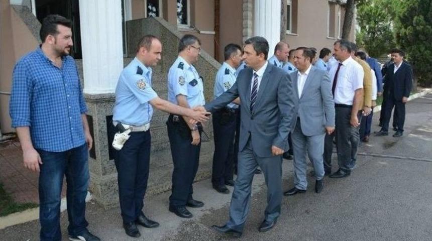 Dilovası Protokol&uuml; Asker Ve Polisleri Ziyaret Etti