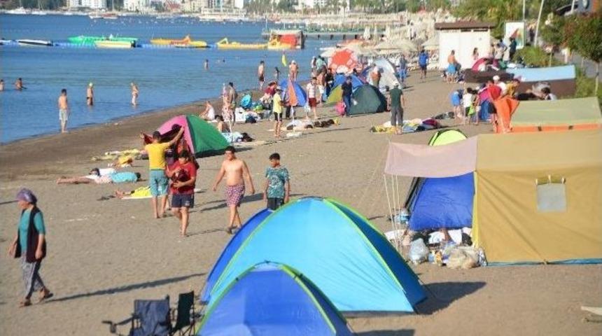 Marmaris&rsquo;te Yer Kalmadı, Tatilciler Plajlarda Konakladı
