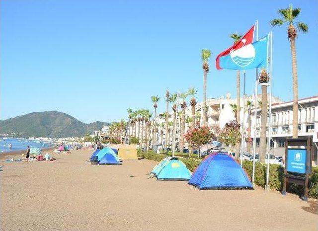 Marmaris’te Yer Kalmadı, Tatilciler Plajlarda Konakladı