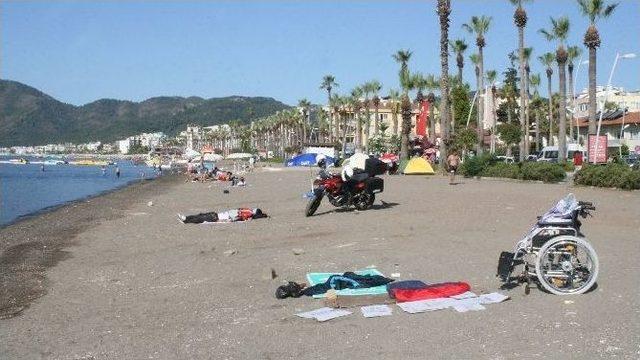 Marmaris’te Yer Kalmadı, Tatilciler Plajlarda Konakladı