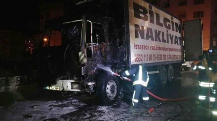 Parasını Alamadı, Eskiden &Ccedil;alıştığı Firmanın Kamyonunu Yaktı