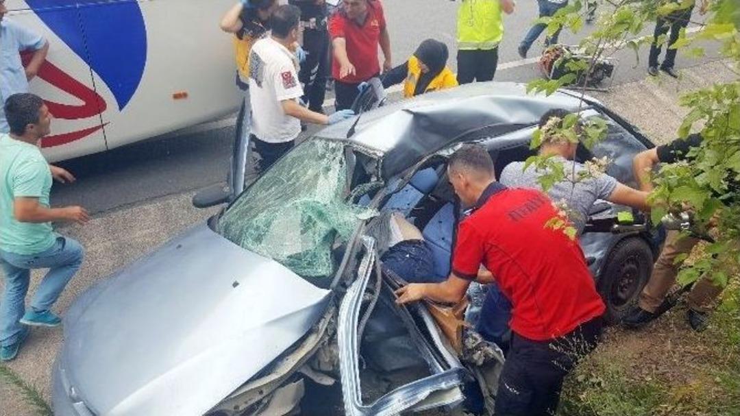 Ters Y&ouml;nden Gelen Otomobil Otob&uuml;s&uuml;n Altına Girdi: 1 &Ouml;l&uuml;, 1 Yaralı