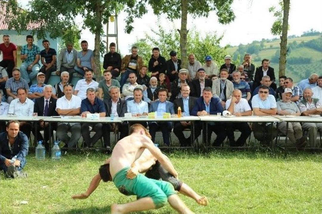 Tuzaklı&rsquo;da Geleneksel Bayram G&uuml;reşleri