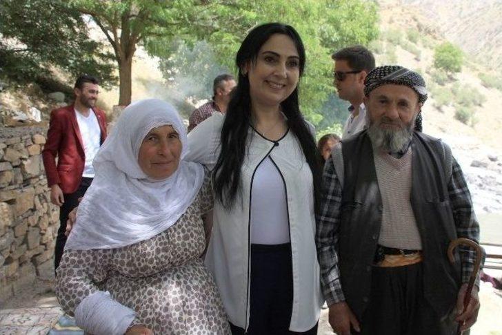 Hdp Eş Genel Başkan’ı Yüksekdağ Çatak’da Bayramlaştı G5