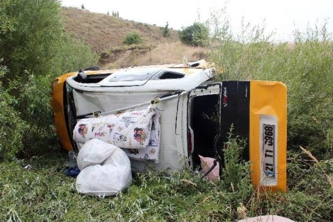 Ara&ccedil; Dereye Yuvarlandı: 1 &Ouml;l&uuml;, 3 Yaralı