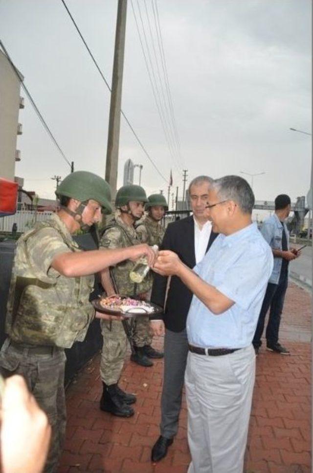 Iğdır Valisi Alpman, Nöbet Tutan Asker Ve Polisle Bayramlaştı