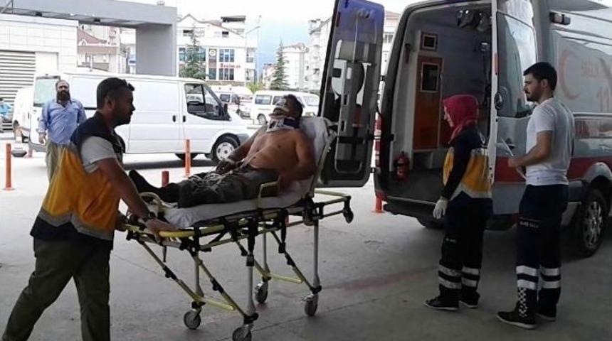 Devrilen Trakt&ouml;r&uuml;n Altında Kaldı