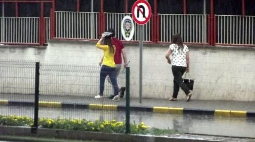 Sağanak Yağış Hayatı Durma Noktasına Getirdi