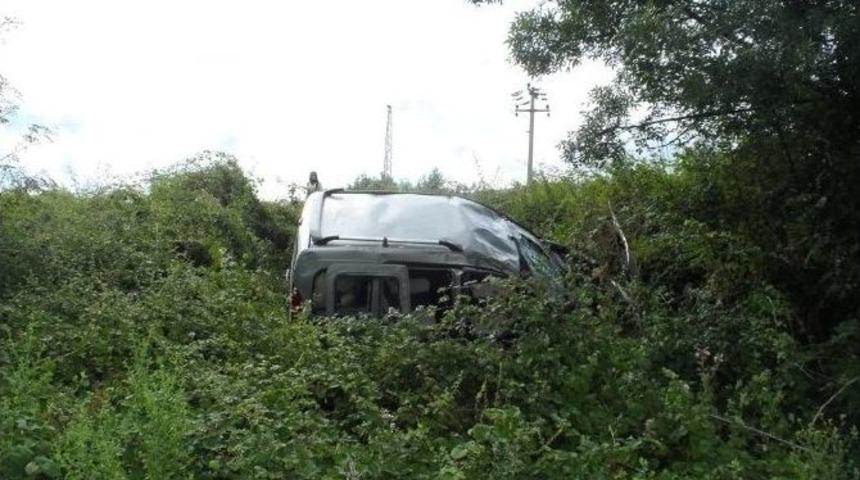 Sakarya&rsquo;da Panelvan Şarampole Yuvarlandı: 4 Yaralı