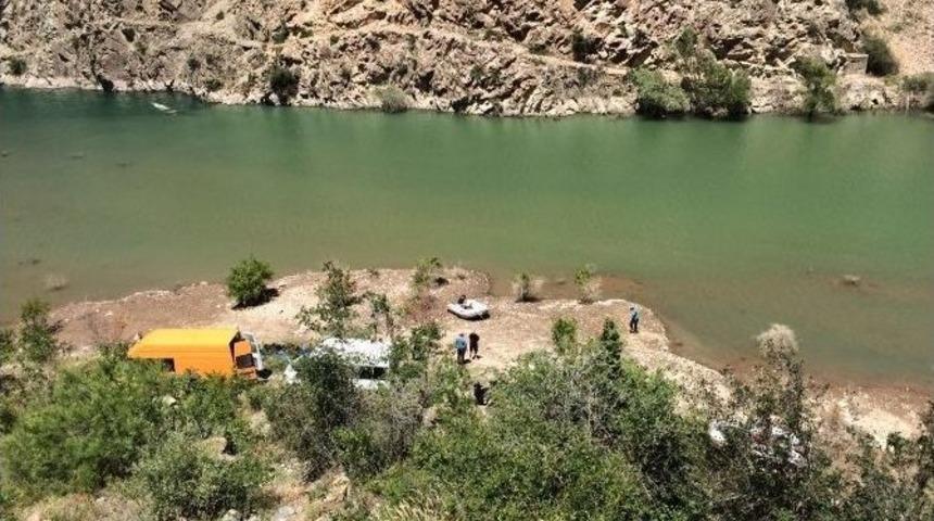 &Ccedil;oruh Nehrinde Kaybolan Genci Arayan Ekibin Karşısına Ayı &Ccedil;ıktı