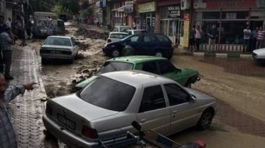 Aşırı Yağış Sele D&ouml;n&uuml;şt&uuml;, Parke Taşları Yerinden S&ouml;k&uuml;ld&uuml;, Ara&ccedil;lar S&uuml;r&uuml;klendi