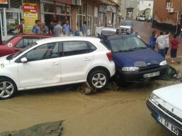 Aşırı Yağış Sele Dönüştü, Parke Taşları Yerinden Söküldü, Araçlar Sürüklendi