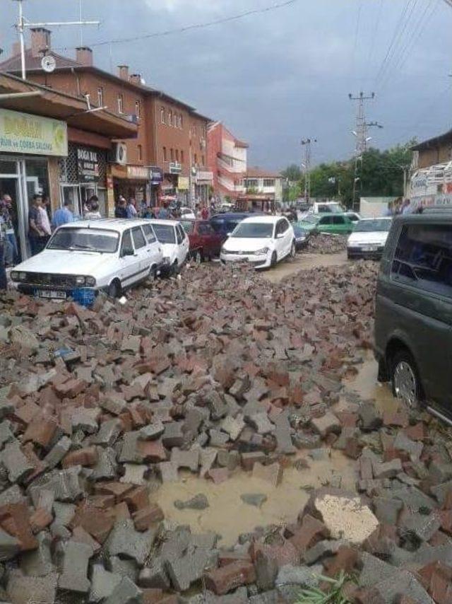 Aşırı Yağış Sele Dönüştü, Parke Taşları Yerinden Söküldü, Araçlar Sürüklendi