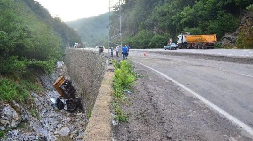 Zonguldak&rsquo;ta Tır Dereye U&ccedil;tu: 1 Yaralı