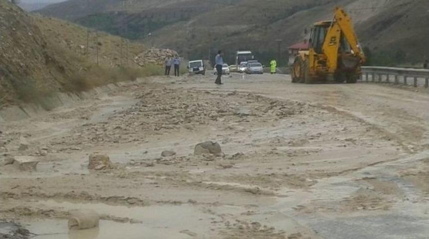 Sağanak Yağış, Malatya-kayseri Karayolunu Ulaşıma Kapattı