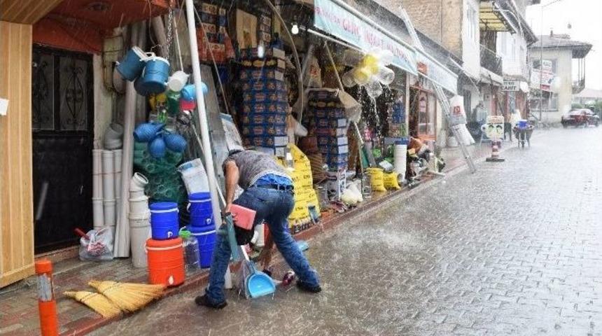 Akçadağ’da Sağanak Yağış Hayatı Olumsuz Etkiledi‏