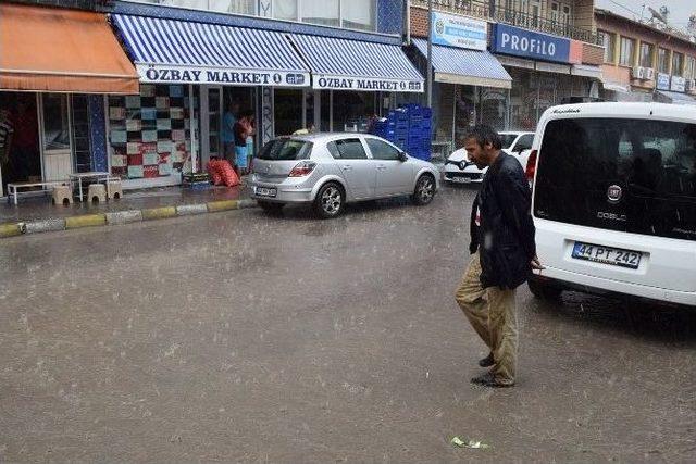 Akçadağ’da Sağanak Yağış Hayatı Olumsuz Etkiledi‏