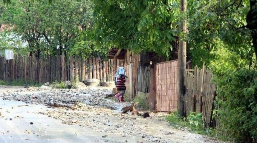 Bolu&rsquo;da Aniden Bastıran Yağmur Sele Neden Oldu