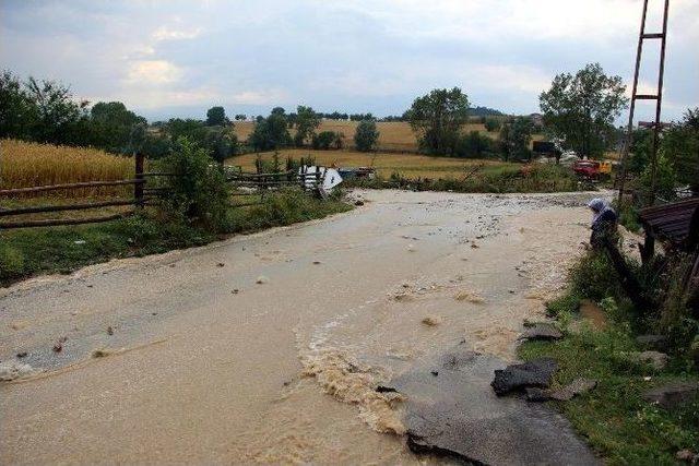 Bolu’da Aniden Bastıran Yağmur Sele Neden Oldu