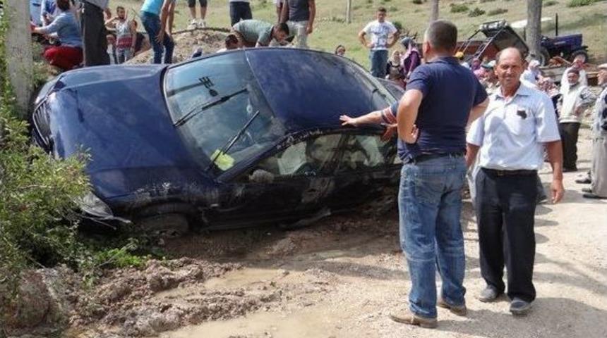 Bilecik&rsquo;te Otomobil Direğe &Ccedil;arptı: 5 Yaralı