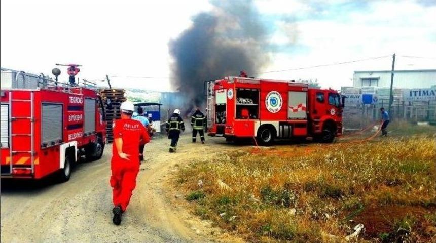 Malzeme Deposunda &Ccedil;ıkan Yangın Korkuttu