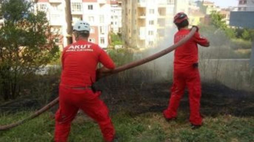 Boş Alanda &Ccedil;ıkan Yangın Korkuttu