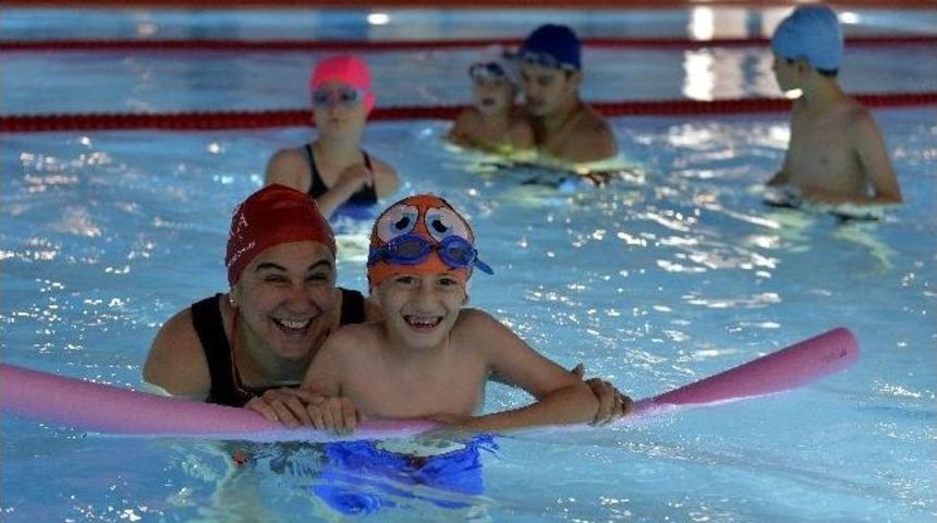 Muratpaşa&rsquo;dan Engelli Bireyle Y&uuml;zme Dersi