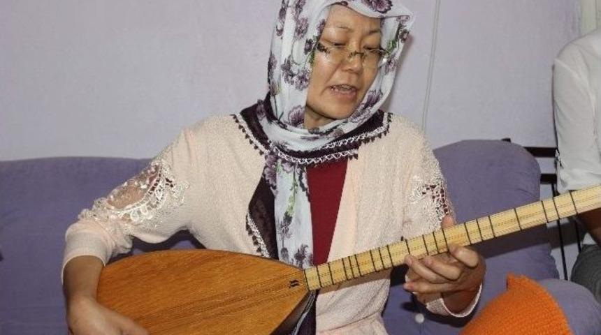 (&ouml;zel Haber) Japon Gelin Kanseri Bağlama &Ccedil;alarak Yenmeye &Ccedil;alışıyor