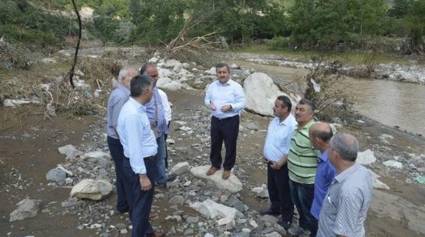 Başkan Anlayan Selden Zarar G&ouml;ren Yerlerde İncelemelerde Bulundu