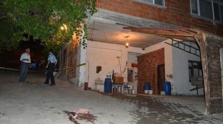 Yaşlı Adam Balkondan D&uuml;şerek &Ouml;ld&uuml;