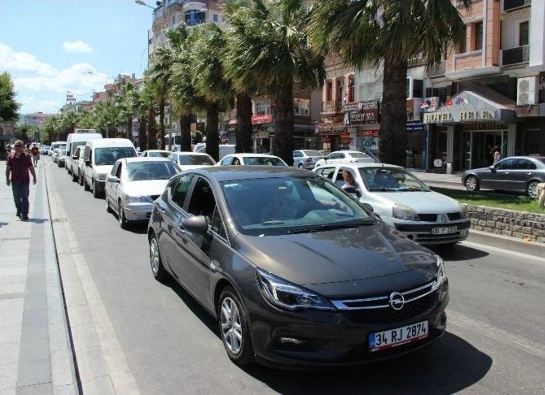 Tatilciler D&ouml;n&uuml;şe Ge&ccedil;ti, Feribotta Kuyruklar Oluştu