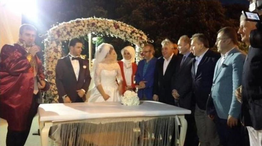 Bakan &Ouml;zl&uuml;, Nikah Şahidi Oldu