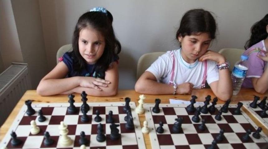 Emek Gen&ccedil;lik Merkezi&rsquo;nde &Ccedil;ocuklar İ&ccedil;in Satran&ccedil; Kursları A&ccedil;ıldı