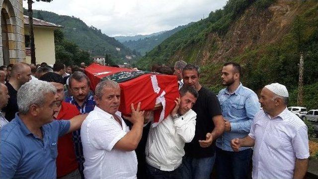 Rize’deki Heyelanda Hayatını Kaybeden Genç Kız Toprağa Verildi