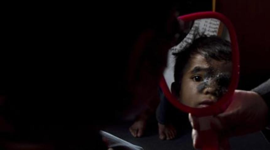 Bu kızın aynaya bakması yasak