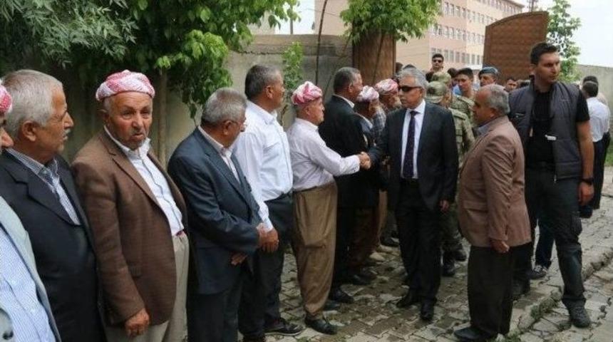 Hakkari Valisi Toprak Y&uuml;ksekova&rsquo;da Halkla Bayramlaştı