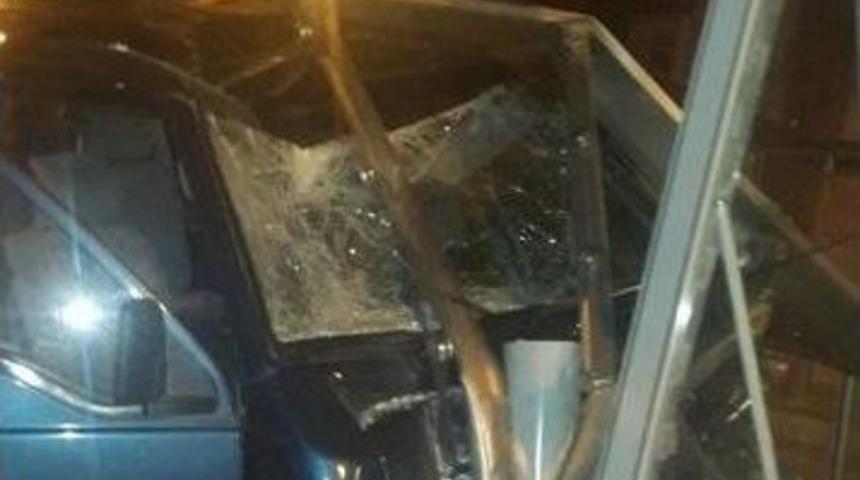 Minib&uuml;s Tramvay Durağına Daldı