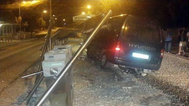 Minibüs Tramvay Durağına Daldı