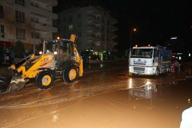 Büyükşehir’den Sağanak Yağış Sonrası Etkili Müdahale