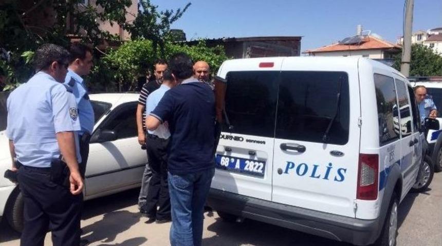 &Uuml;vey Kardeşiyle Kavga Edip T&uuml;fekle Kendini Eve Kilitledi