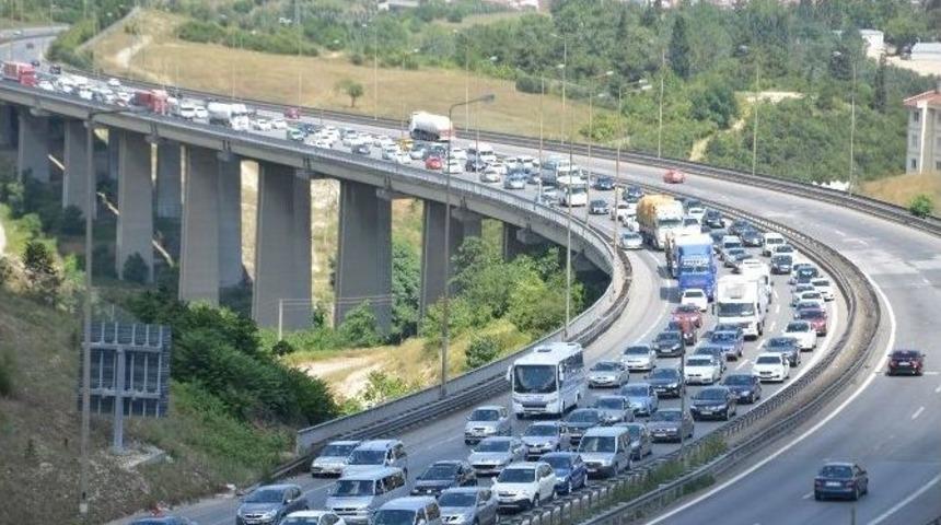 Tem Otoyolu&rsquo;nda Yoğunluk S&uuml;r&uuml;yor