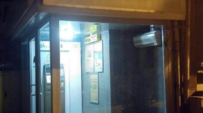 Sıcaklardan Bunaldı, Klimalı Atm’de Uyuyakaldı