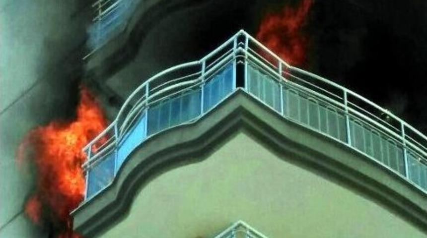 Efeler&rsquo;de 9 Katlı Binada &Ccedil;ıkan Yangın Korkuttu