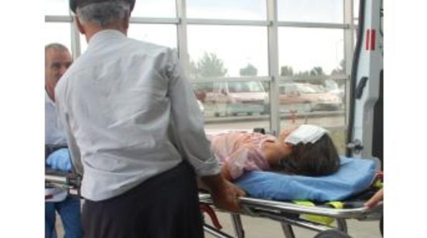 Otomobil Elektrik Direğine &Ccedil;arptı: 2 Yaralı