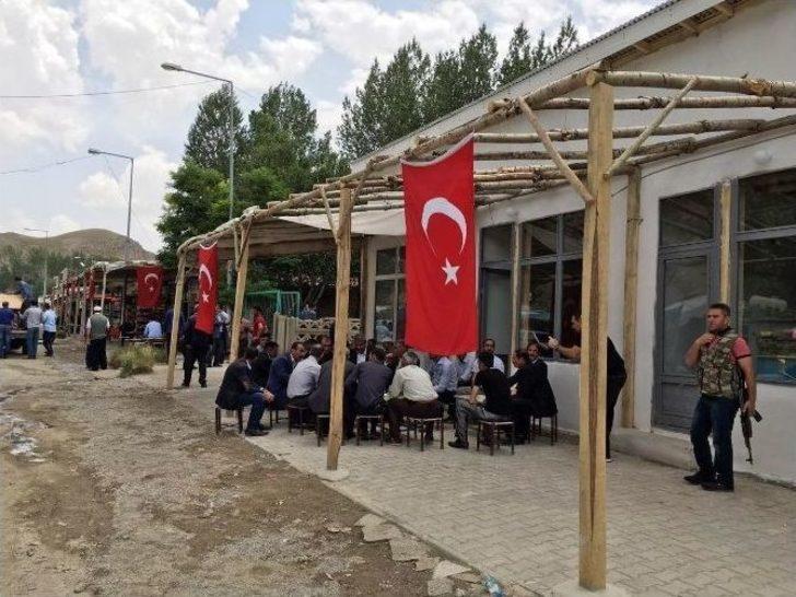 Gürpınar Halkından Pkk’ya Bayraklı Tepki G1