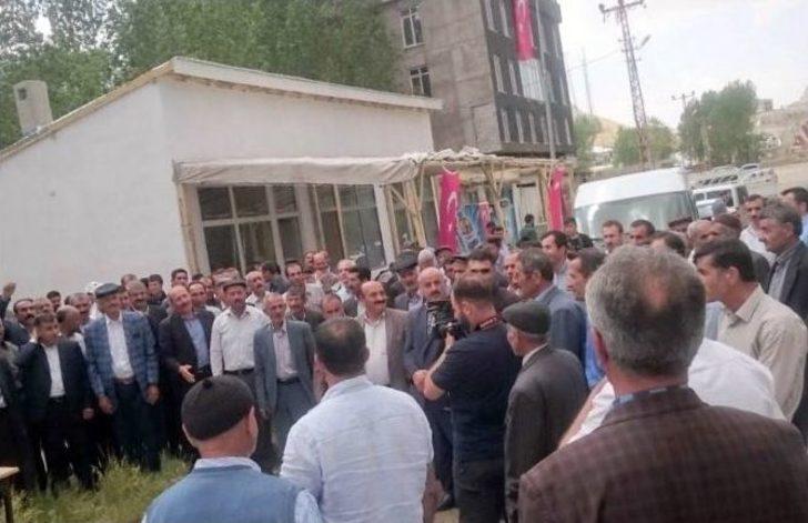 Gürpınar Halkından Pkk’ya Bayraklı Tepki G5